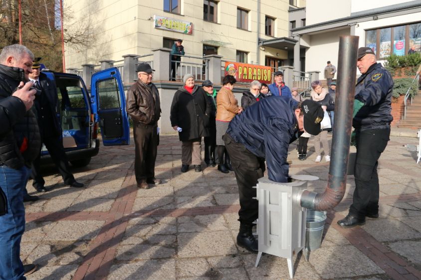 Straż Miejska instruuje mieszkańców jak rozpalać w piecu