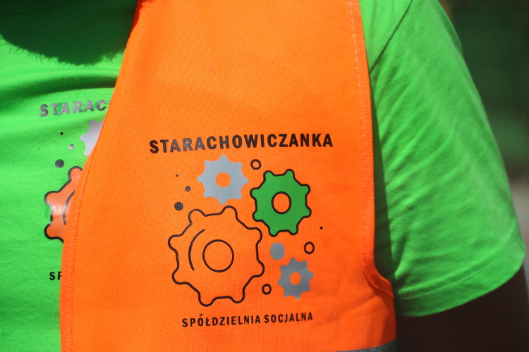 logo SS Starachowiczanka na ubraniu roboczym pracownika images